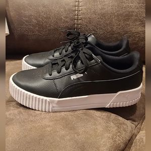 Black leather Puma Sneakers Size 7.5